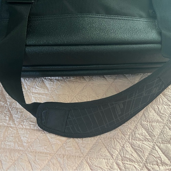 Targus Resolution laptop travel case with reinforced handle and strap - Picture 6 of 10